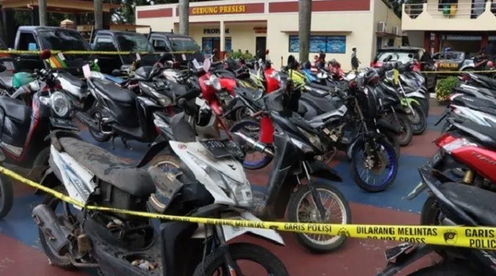 Motor curian diparkir di Polres Bogor setelah diamankan polisi.