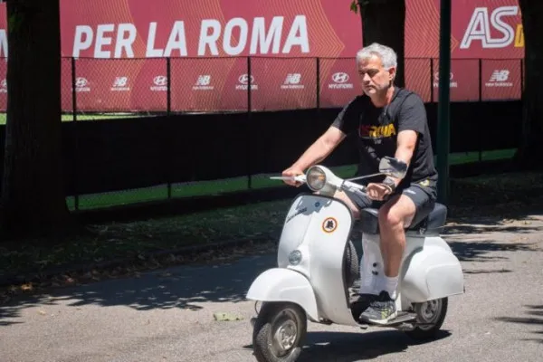 Pelatih AS Roma, Jose Mounrinho ketika mengendarai Vespa. (foto/ig-officialasroma)