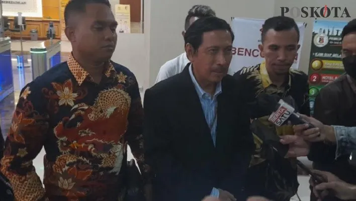  Musni Umar Rektor UIC, Jakarta ditemani kuasa hukumnya di Bareskrim Polri (foto : zendy)