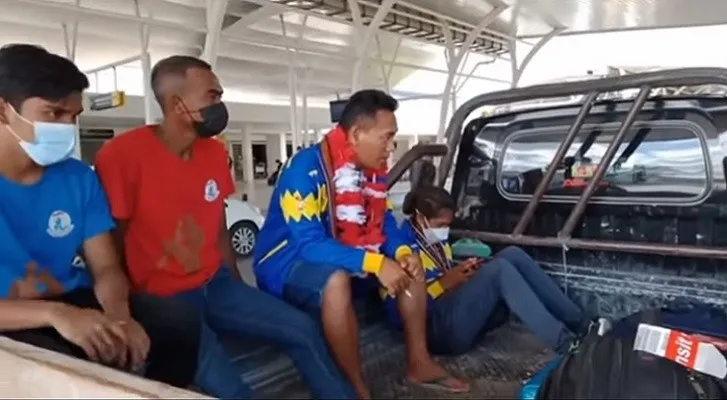 Usai meraih medali emas PON XX Papua buat NTT, atlet  Muay Thai Susanti Ndapataka (duduk di pojok) dijemput dengan mobil pick up terbuka di Bandara El Tari, Mupang, Rabu (6/10/2021). (foto: ist)