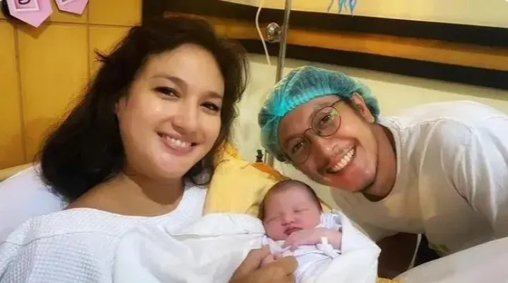 Nadine Chandrawinata dan Dimas Anggara dan anaknya Nadi Djiwa Anggara .(Foto: instagram.com/nadinelist)