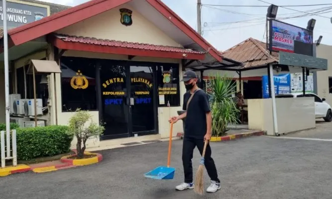 Nanda tengah merapikan Mapolsek Jatiuwung.(iqbal)