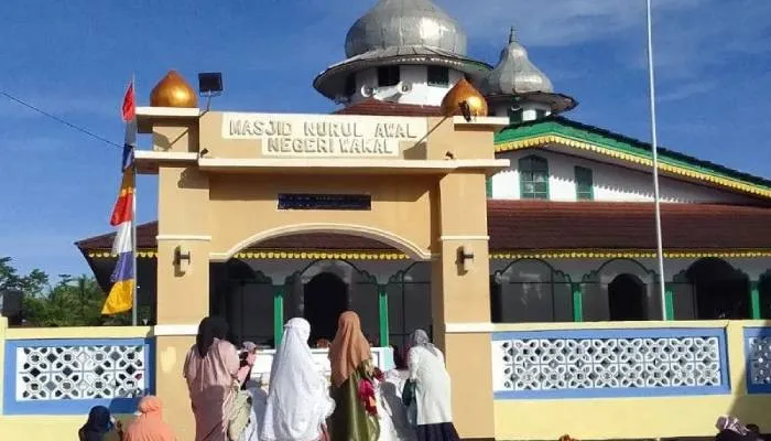 Warga Muslim di Negeri Wakal sedang bersiap-siap melakukan Salat Id.