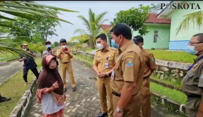 Nenek Ating saat dikunjungi Sekda Kabupaten Tangerang, Maesal Rasyid. (Veronica)