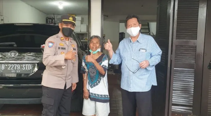 Aksi kepedulian personil Polsek Kembangan, Jakbar, mengantarkan Nenek Suminem. Tersesat di daerah Puri Kembangan, Jakarta Barat, diantar ke Tebet, Jaksel.