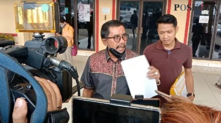 Fahmi Bachmid selaku kuasa hukum Nikita Mirzani saat memberikan keterangan pers di Mapolresta Serang. (Foto: haryono)