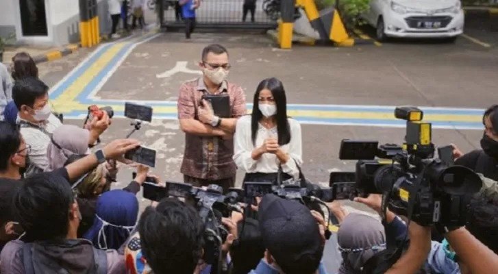 Nirina Zubir saat tiba di PN Jakbar, memberikan keterangan kepada wartawan.