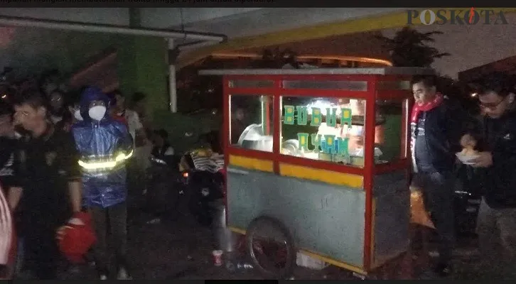 Bubur ayam mas Untung, diserbu penonton di area rooftop parkiran Stadion Patriot Chandra Baga Kota Bekasi, Minggu (29/5/2022) dini hari. (Foto: Ihsan Fahmi).