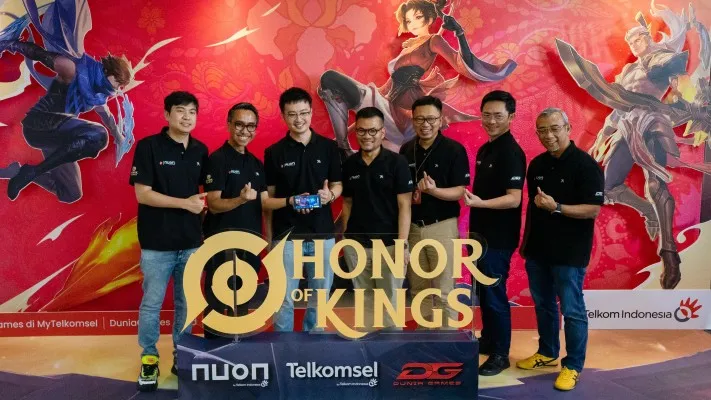 Foto: (Kiri ke kanan) Country Manager Level Infinite, Agung Chaniago; CEO Nuon, Aris Sudewo; Head of Publishing SEA Tencent, John; VP Digital Lifestyle & Services Telkomsel, Nirwan Lesmana; VP Customer Care Management Telkomsel, Robby A Cahyadi; COO Nuon, Chandra Tamrin; dan CFTO Nuon, Irlamsyah Syam saat peluncuran HoK GraPARI Corner di GraPARI Graha Merah Putih. (Dok. Nuon)