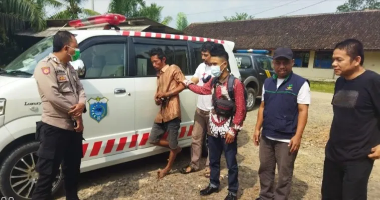 Petugas Puskesmas Angsana, Pandeglang saat hendak membawa pelaku ke RSUD Banten. (Ist).