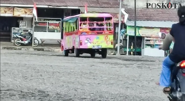 Odong-odong melaju dari kawasan terminal bus Labuan menuju jalan raya. (amsul Fatoni).