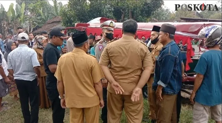 Suasana di lokasi kejadian pasca kecelakaan odong-odong ditabrak kereta di lintasan Kampung Silebu. (Foto: haryono)