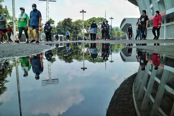 Warga berolahraga di kawasan komplek Stadion Utama Gelora Bung Karno (SUGBK), Senayan, Jakarta, beberapa waktu lalu. (Poskota/Ahmad Tri Hawaari)