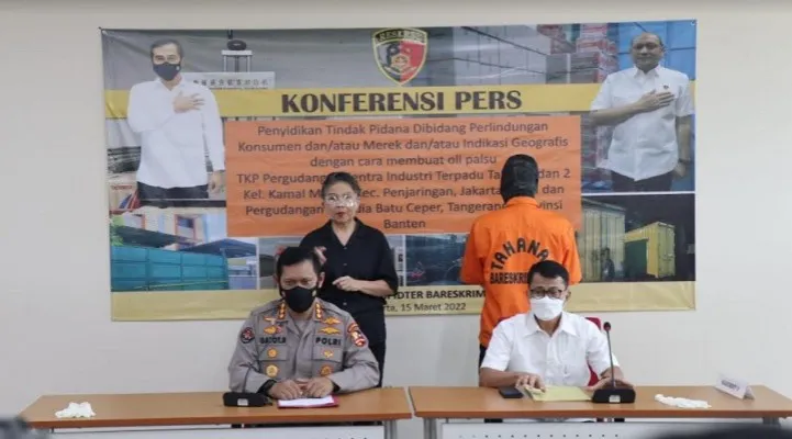 Bareskrim Polri bongkar penjualan oli palsu. Tersangka RP (23) dimunculkan saat jumpa pers di Mabes Polri.