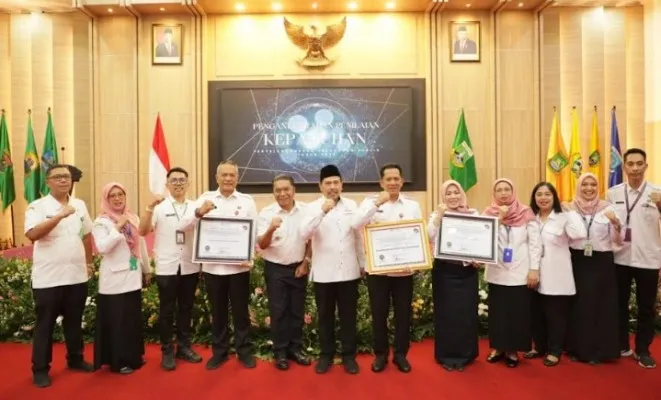 Pemkab Tangerang saat menerima penghargaan Ombudsman. (Foto/ist)