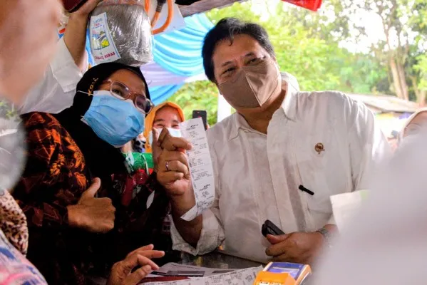 Kementerian Koordinator Bidang Perekonomian Airlangga Hartanto meninjau secara langsung operasi pasar di Pasar Cileungsi, Kabupaten Bogor. (Foto/kominfo)