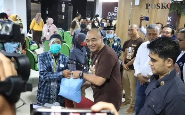 Bupati Tangerang saat memantau operasi katarak gratis. (Foto/Veronica)