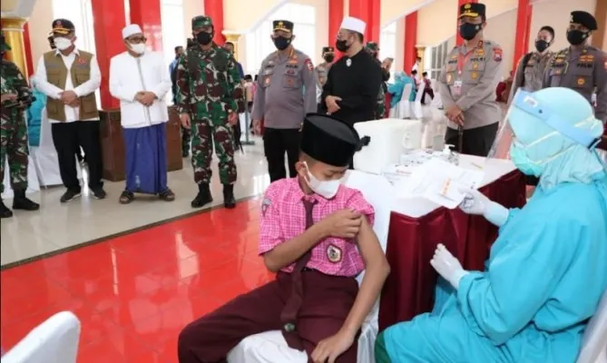 Panglima TNI Marsekal TNI Hadi Tjahjanto, S.I.P., bersama Kapolri Jenderal Pol Drs. Listyo Sigit Prabowo, M.Si. dan Kepala BNPB Letjen TNI Ganip Warsito, S.E, M.M. meninjau pelaksanaan percepatan vaksinasi di Malang.(Puspen TNI)