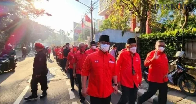 PDIP  long march atau pawai dari kantornya di Jalan Diponegoro, Menteng, Jakarta Pusat ke KPU.(Poskota)