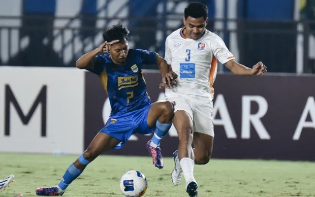 Potret Beckham Putra (kiri) dan Asnawi Mangkualam (kanan) saat berduel di laga Persib vs Port FC pada ajang Liga Championship League 2. (Dok. Persib)