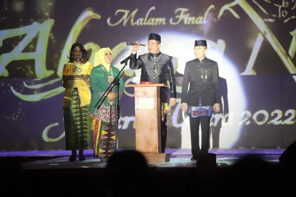 Wali Kota Ali Maulana dalam malam anugrah Abang - None Jakarta Utara 2022. (foto: kominfotik JU)