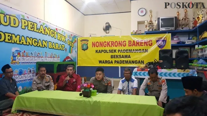 Nongkrong bareng bersama masyarakat pademangan barat dengan Kapolsek Pademangan. (rizki)