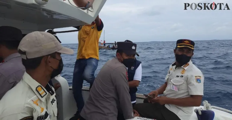 Tim Gabungan Polres Kepulauan Seribu merespon cepat  mengevakuasi KM Nurul Hidayah yang mengalami mati mesin dan nyaris tenggelam dihempas ombak .(Foto : Rizki)