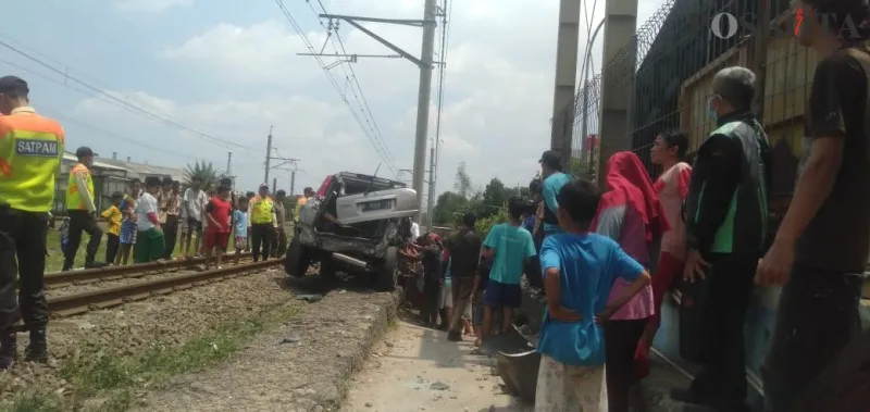 Teks Foto: Mobil Nissan Xtrail dengan nomor polisi B 8569 IN tertemper kereta api di perlintasan kereta jembatan gantung. (Pandi)