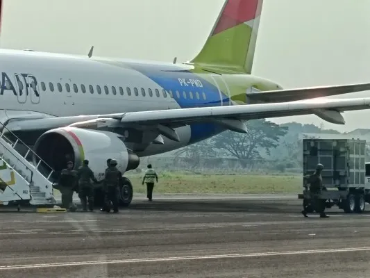 Gegana memeriksa pesawat Pelita Air tujuan Surabaya-Jakarta gagal terbang karena ada teror bom. (Ist)