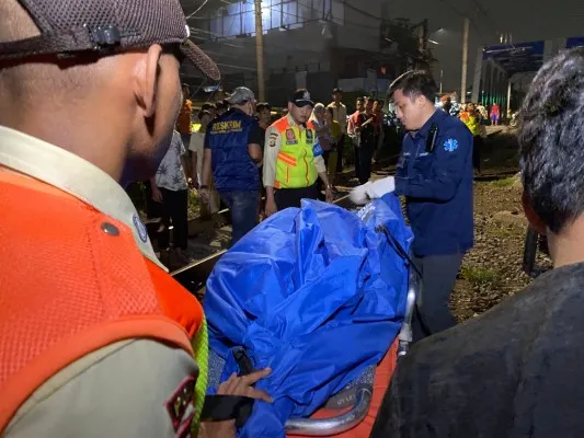 Wanita tewas mengenaskan usai tertabrak kereta di Kebon Jeruk, Jakbar. (Ist)