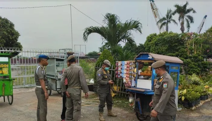 Petugas Satpol PP Jakarta Barat saat melakukan giat penindakan Perda Nomor 8 Tahun 2007. (Ist)