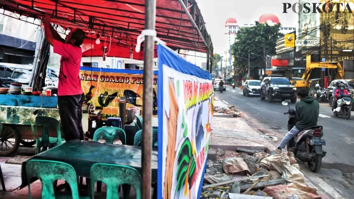 Foto : Pedagang Kaki Lima (PKL) tengah bersiap-siap menata dagangannya di Trotoar Pecenongan, Gambir, Jakarta Pusat, Jumat (29/7/2022) (Dok Poskota)