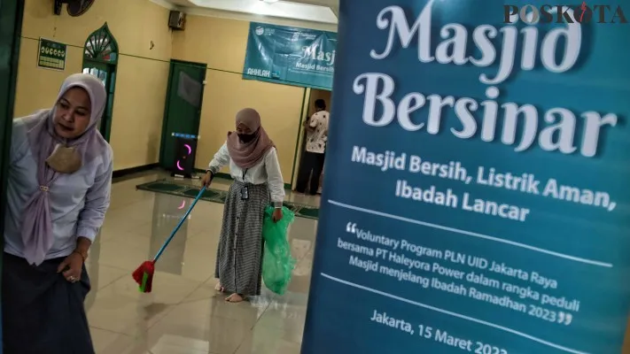 Pastikan kelistrikan jelang Ramadhan, PLN Cek masjid dan bersih-bersih. (dok poskota)