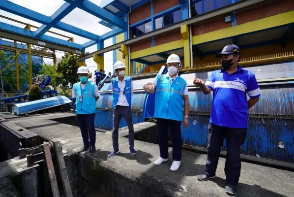 General Manager PLN Unit Induk Distribusi Jakarta Raya (UID Jaya), Doddy B. Pangaribuan saat meninjau rumah pompa Cideng, Jakarta Pusat. (Ist)