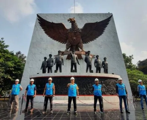 General Manager PLN Unit Induk Distribusi Jakarta Raya, Doddy B. Pangaribuan bersama jajarannya di depan Monumen Pancasila Sakti usai inspeks kesiapan penyediaan listrik Upacara Kesaktian Pancasila, Jumat (1/10/2021). (ist) 