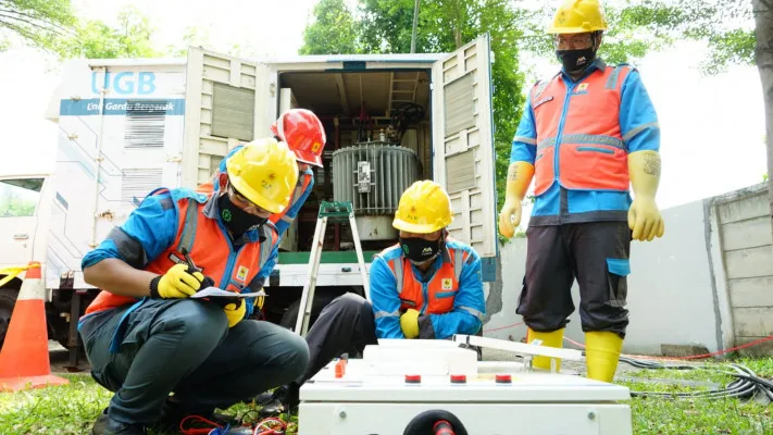 PLN tengah melakukan pemeliharaan gardu listrik tanpa pemadaman. (ist)