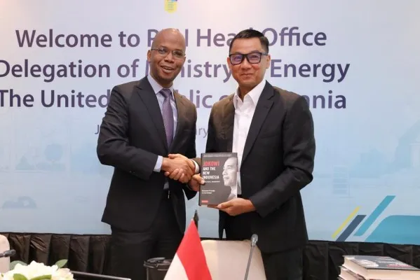 Menteri Energi Tanzania, January Makamba saat berbincang dengan Direktur Utama PLN, Darmawan Prasodjo. (ist)