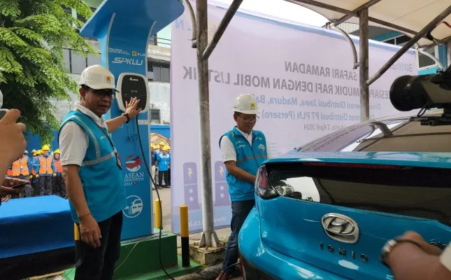 Foto: EVP Operasi Distribusi Jamali PT PLN (Persero) Ida Bagus Ari Wardana (kiri) dan General Manager PLN UID Jakarta Raya Lasiran (kanan) melakukan pengisian dan pengecekan daya baterai mobil listrik sebelum perjalanan turing mobil listrik Jakarta - Bali. (Dok. PLN UID Jakarta Raya)