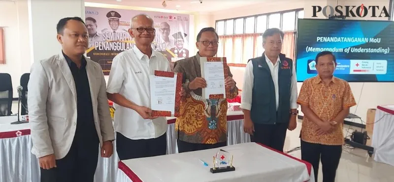 Ketua PMI Jakarta Selatan, H.Abdul Haris dengan Ketua STIE Dharma Bumiputera Jakarta, Dr Heri Sasono , SE.AK.MM dan Direktur Direktorat Kesiapsiagaan BNPB Drs. Pangarso Suryotomo menandatangi MoU tanggap Bencana. (Angga)