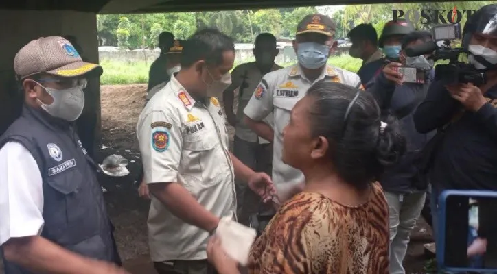 Satpol PP Jakbar saat melakukan operasi PMKS di kawasan Grogol, Jakarta Barat. (Foto: Pandi)