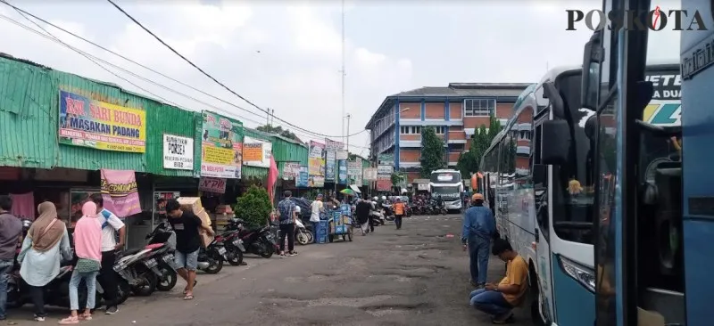 Deretan agen PO Bus yang berada di lingkungan Terminal Bekasi. Minggu (17/04/2022) pagi. (Ihsan Fahmi).