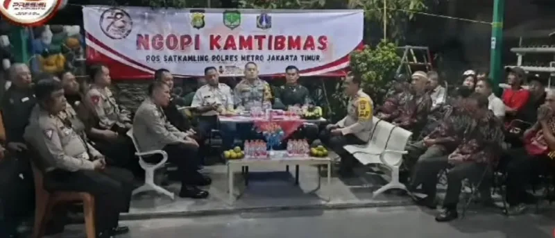 Wakapolres Metro Jaktim bersama Kapolsek Matraman beserta PJU Polres Jakarta Timur duduk bersama dengan masyarakat memberikan pemahamanan untuk terhindar dari judi online. (Sumber foto: Dok. humas Polsek Matraman)