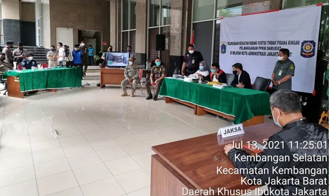 Satpol PP Jakarta Barat menggelar sidang yustisi tipiring di kantor Walikota Jakarta Barat, Selasa 13 Juli 2021. (Foto/pemkotjakbar)