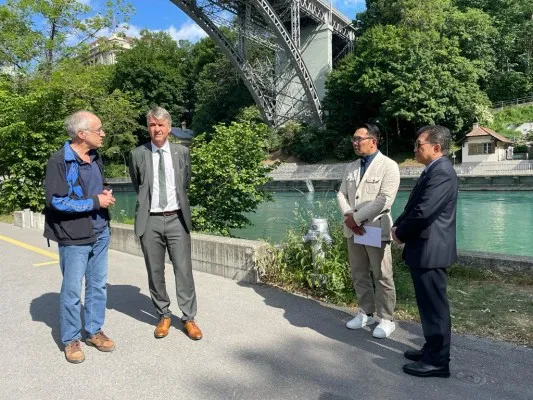 Ridwan Kamil ditemani Duta Besar Muliaman Hadad, dikunjungi oleh Walikota Kota Bern, Alec Van Graffenried, dan warga lokal Heinrich (kiri) di Sungai Aare, Kota Bern, Swiss. (Foto: Kemlu RI)