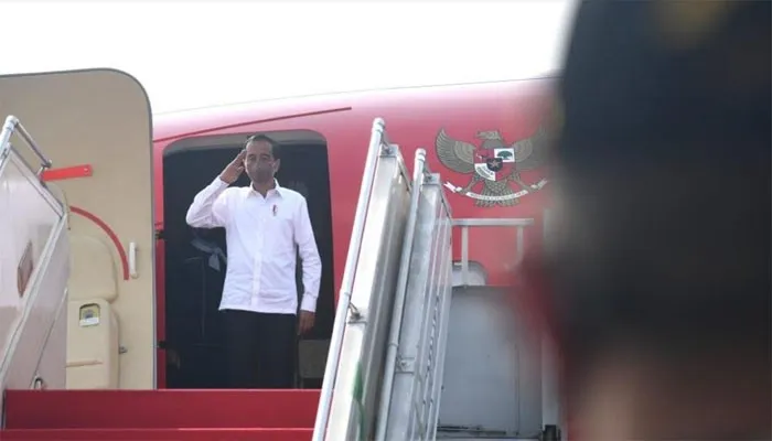 Presiden Joko Widodo saat akan bertolak ke Jawa Timur dari Pangkalan TNI AU Halim Perdanakusuma. (biro pers)