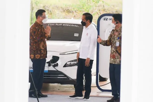 PLN Siap Pasok Daya Andal ke Pabrik Baterai Mobil Listrik Pertama di Asia Tenggara. (foto/setkab)