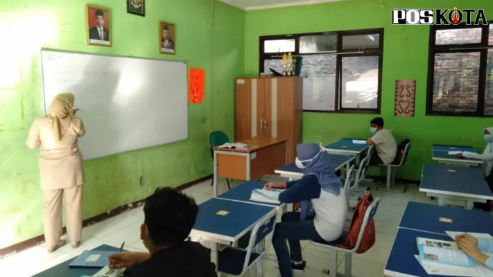 Kegiatan PTM di SMPN 2 Bekasi, Senin (22/3/2021). (foto: akhmad nursyeha)