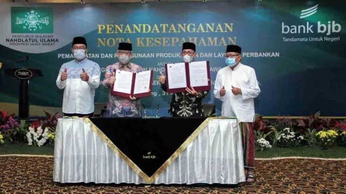 Gubernur Jawa Barat Ridwan Kamil, Ketua PWNU Jabar Juhadi Muhamad, Rois Syuriah PWNU Jabar Abun Bunyamin, Direktur Utama bank bjb, Yuddy Renaldi didampingi Direktur Komersial dan UMKM Nancy Adistyasari, Direktur IT, Treasury & International Banking Rio Lanasier saat Penandatanganan MoU bank bjb dengan PWNU Jabar, Kamis (31/4/2022). (ist)