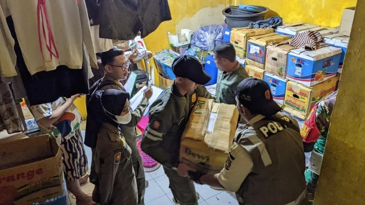 Gudang miras ilegal jenis ciu dibongkar petugas Satpol PP di Kecamatan Cibinong, Kabupaten Bogor. (Foto: Poskota/Panca Aji)