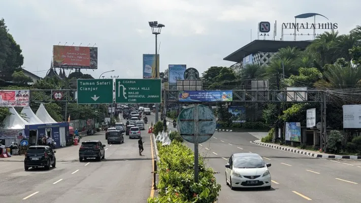 Situasi lalu lintas di kawasan puncak Bogor (Poskota.co.id/Panca Aji)